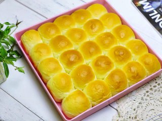 11、酸奶小餐包,烤好的小餐包口感又香又软,真是太好吃了!