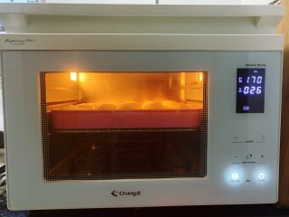 9、酸奶小餐包,放入预热至170度的烤箱中层,上下火烘烤15-20分钟,烤至表面色泽金黄即可出炉。