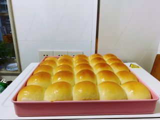 10、酸奶小餐包,取出烤好的面包,倒扣在烤网上,晾凉后密封好,常温保存或者冷冻保存。