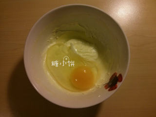 2、大理石磅蛋糕,加入鸡蛋搅打均匀