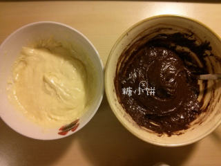 5、大理石磅蛋糕,往原味糊中筛入低粉50G和泡打粉1/3茶匙的混合粉类。巧克力糊中筛入低粉35G,可可粉15G和泡打粉1/3茶匙的混合粉类