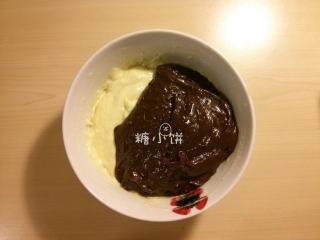 6、大理石磅蛋糕,分别拌匀,手势用的切拌和翻拌,不要搅拌以免面糊出筋。拌至无干粉就停手