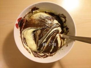 7、大理石磅蛋糕,稍微用勺子随意拌一拌,不要拌太多次以免两种面糊就混色混得太厉害了