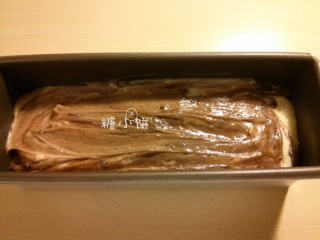 8、大理石磅蛋糕,倒入模具中,我的模具大概6x6x18cm。用勺子抹平表面