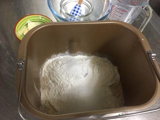 2、英式车轮饼 麦满分,材料中除黄油和玉米粉以外的所有材料放入面包桶中