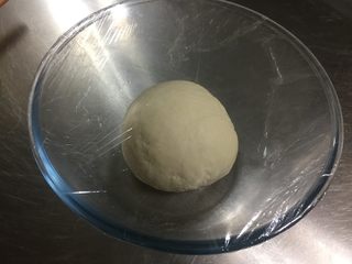 3、英式车轮饼 麦满分, 揉面大约15分钟至面团成型,加入软化的黄油,继续揉面。大约再揉面15分钟至右粗膜状态即可