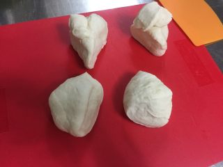 5、英式车轮饼 麦满分,发酵好的面团排气揉匀之后用电子秤分割成4份
