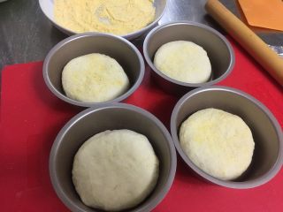 12、英式车轮饼 麦满分,所有面团塑形好之后放入模具中