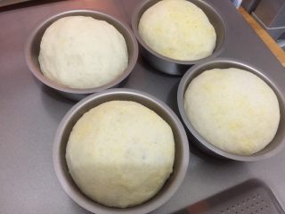 13、英式车轮饼 麦满分,放入烤箱中,不插电,放一碗温热的水。进行最后发酵至超过模具一点即可