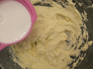 9、纽约芝士蛋糕,加入75克牛奶。