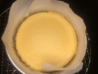 17、纽约芝士蛋糕,蛋糕烤好后不要马上从烤箱中拿出来。静置一个小时，使它自然冷却会有一点回缩是正常的，等冷却到室温后，放入冰箱冷藏一夜就可以吃了。