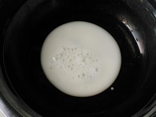 1、蛋糕甜甜圈,将植物油和牛奶混合备用