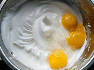 3、蛋糕甜甜圈,加入蛋黄、20克白糖和10克水饴