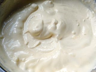 4、蛋糕甜甜圈,用电动打蛋器搅打均匀