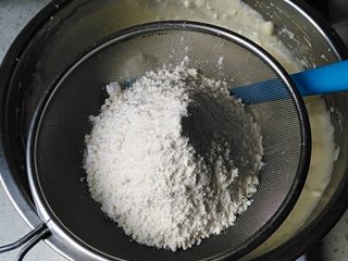 5、蛋糕甜甜圈,筛入低筋粉