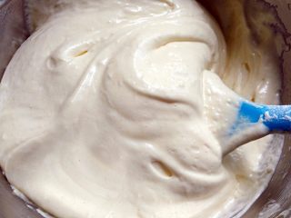 6、蛋糕甜甜圈,用刮刀翻拌均匀