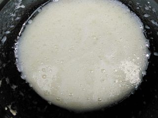 7、蛋糕甜甜圈,将植物油和牛奶用电动打蛋器搅打乳化