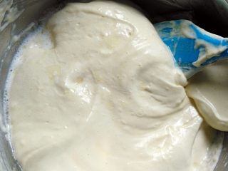 8、蛋糕甜甜圈,将油奶混合液沿着盆壁倒入蛋糕糊