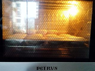 11、蛋糕甜甜圈,放入预热好的烤箱中层上火160度下火150度，烘烤20分钟