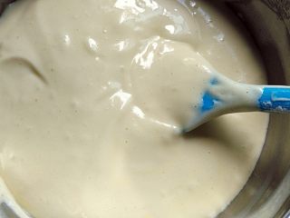 9、蛋糕甜甜圈,用刮刀翻拌均匀