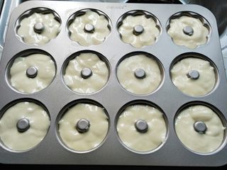 10、蛋糕甜甜圈,将蛋糕糊倒入12连模和5个纸杯，用力震几下