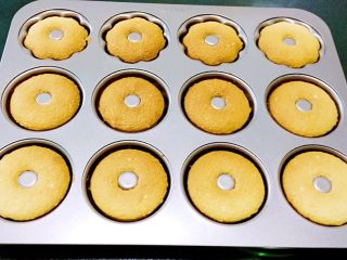 12、蛋糕甜甜圈,上色均匀即可出炉脱摸冷却