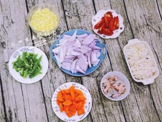 1、鲜虾芝士焗饭,将材料都准备好、虾去虾线,虾壳,用料酒腌制会去腥味。蔬菜都切丁备用。