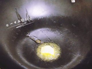 2、鲜虾芝士焗饭,锅烧热后放黄油块溶化,不喜欢或没有黄油的用平常食用油就好。黄油炒出来的更香一点。