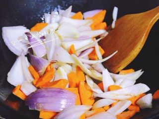 3、鲜虾芝士焗饭, 先将洋葱、胡萝卜先下锅翻炒出香味。