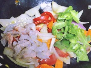 4、鲜虾芝士焗饭,再加入鲜虾、西红柿、青椒一起翻炒一会儿。