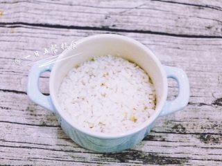 5、鲜虾芝士焗饭,将米饭铺在焗饭碗里待用。