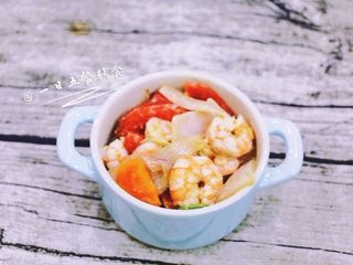 6、鲜虾芝士焗饭,将菜均匀码入焗饭盘里,汁也倒进去一点。