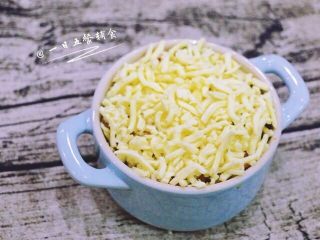 7、鲜虾芝士焗饭,在上面满满撒上马苏里拉芝士碎,入烤箱180度15分钟就搞定啦!