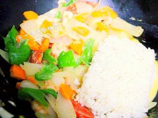 8、鲜虾芝士焗饭,菜炒好后,也可跟饭直接混合。