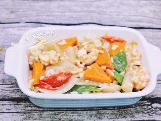 9、鲜虾芝士焗饭,混合好的直接铺在烤碗里,这个菜和饭要有点湿度,不能太干,一会还要烤,还会烤掉点水分。