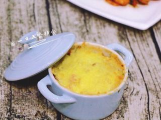 12、鲜虾芝士焗饭,这里,没有烤箱也可用微波炉!将上面的碗放进微波炉高火3分钟,芝士融化了就好开吃了。