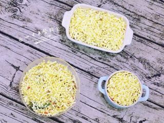 10、鲜虾芝士焗饭, 撒上芝士碎。