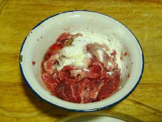 2、葱爆牛肉,入碗加入所以调料