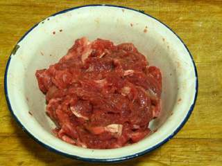 3、葱爆牛肉,抓匀腌10分钟