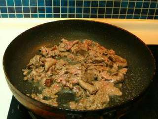 6、葱爆牛肉,翻炒至变色