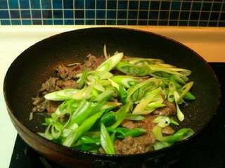 7、葱爆牛肉,加入葱段