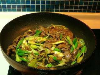 8、葱爆牛肉,放入调料2大火翻炒30秒出锅即可。