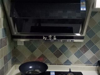 4、辣子鸡丁,锅置火上,倒入植物油;油量比平时炒菜多一点