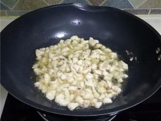 6、辣子鸡丁,鸡胸肉颜色变白,体积稍小,关火,将肉盛出