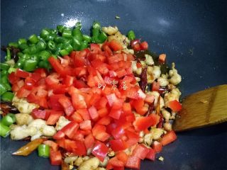 11、辣子鸡丁,放入甜椒,二荆条翻炒