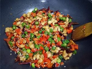 13、辣子鸡丁,调入白芝麻,炒匀