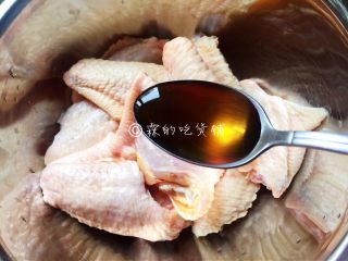 2、香烤鸡翅,随后加入料酒。