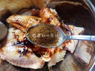 8、香烤鸡翅,还有香料，充分拌匀后放置一边（为了鸡翅能更好的入味，建议最起码提前三四个小时腌制，我一般当天晚上烤的话早上就会腌好。）
