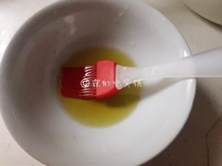 9、香烤鸡翅,准备一点橄榄油。