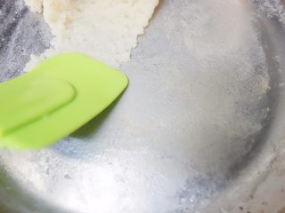 3、青蛙泡芙,	锅底有一层膜，但面糊不粘锅，面糊软化，颗粒变粗后立即关火，面团冷却到60度以下